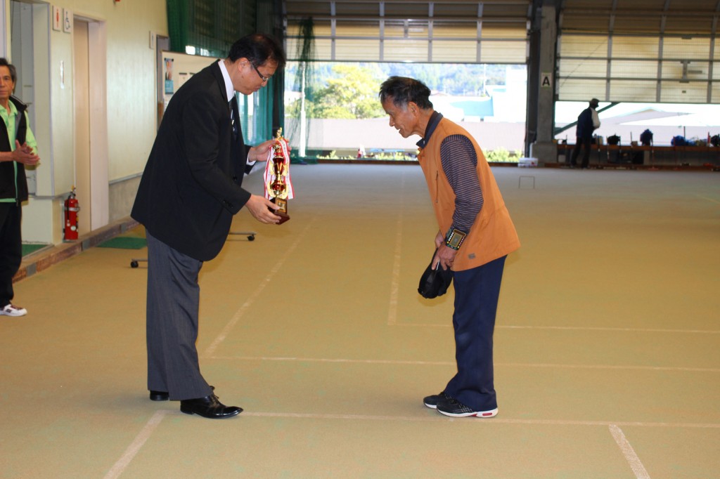 H30-10-13-互助会員ゲートボール大会-トロフィー返還