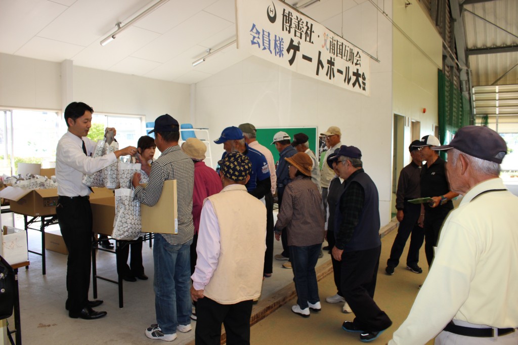 H30-10-13-互助会員ゲートボール大会-参加賞お渡し